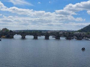 Historische brug in Praag op de fietsroute Berlijn naar Praag