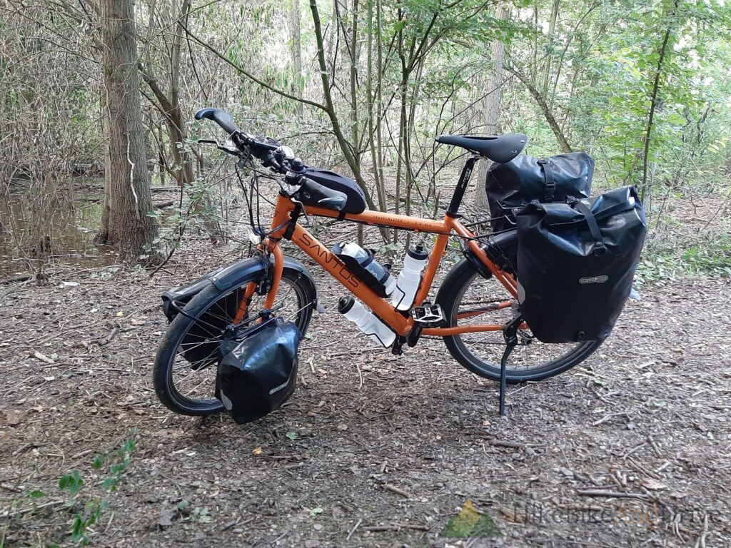 Santos: Klassieke pakaftassen op de Santos Travelmaster, beladen voor een expeditie — fietstassen kiezen