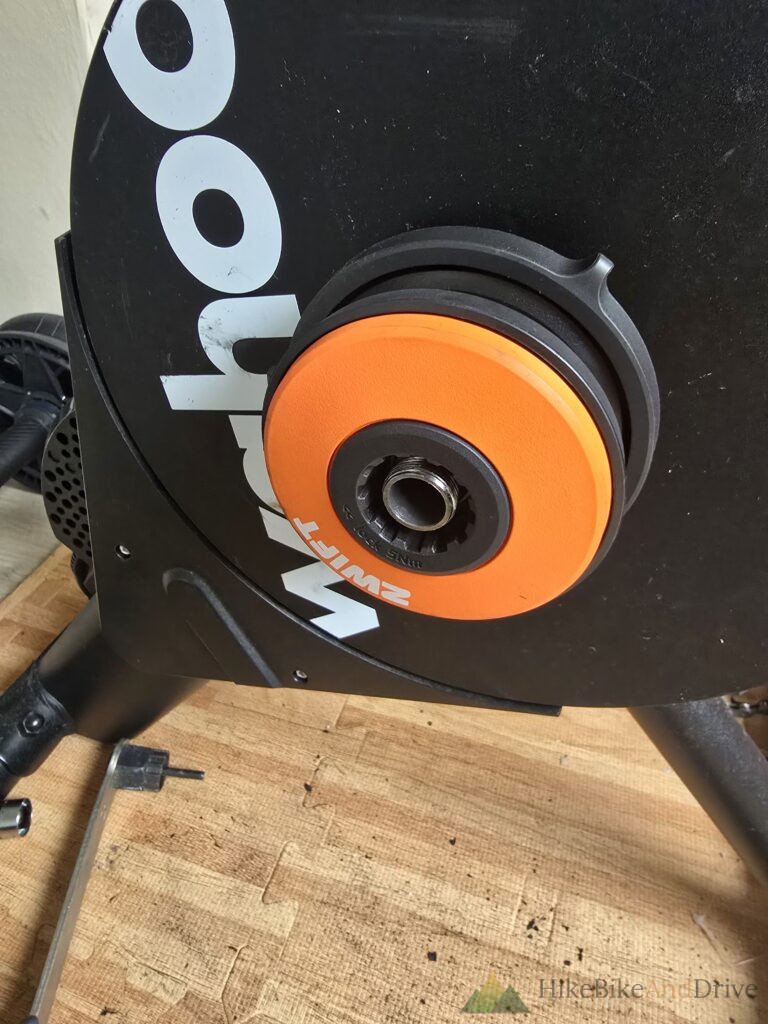 Zwift Cog geplaatst op de Wahoo KICKR Core