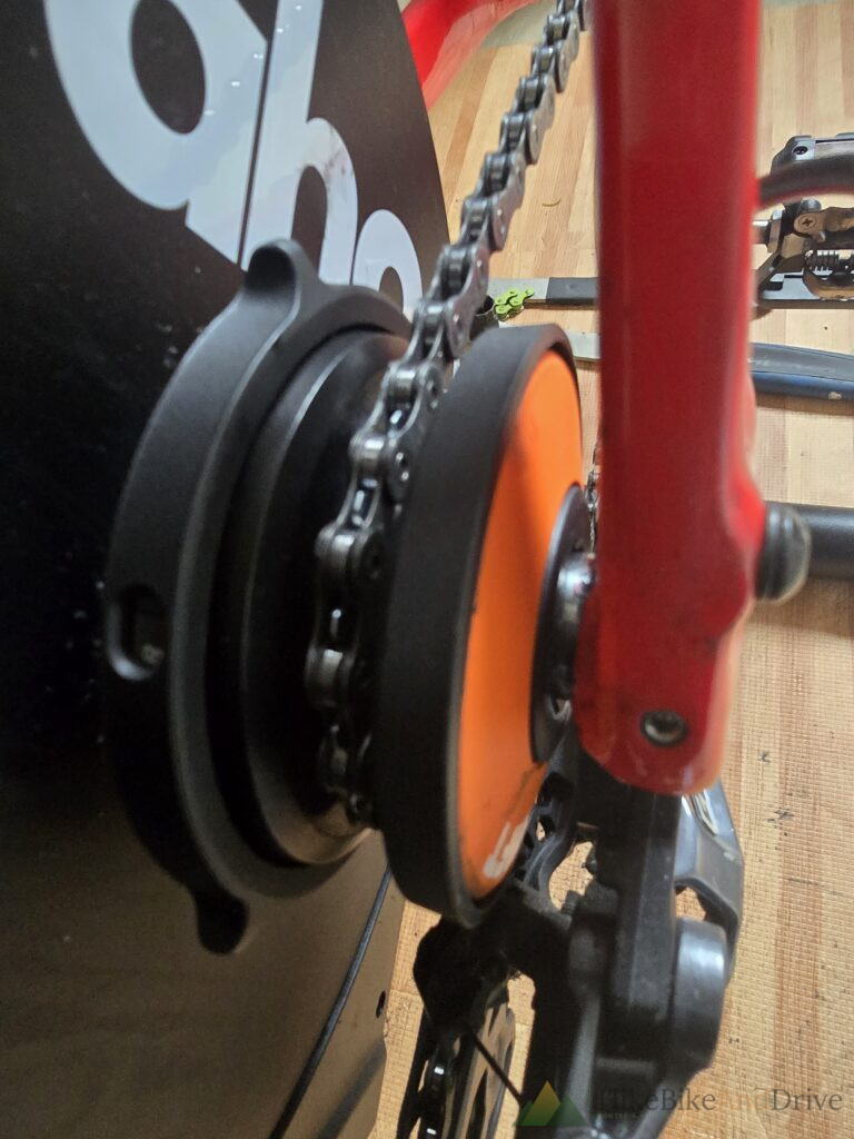 Close-up van de ketting op de oranje Zwift Cog