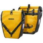 Gele Ortlieb Back-Roller fietstassen op de fiets