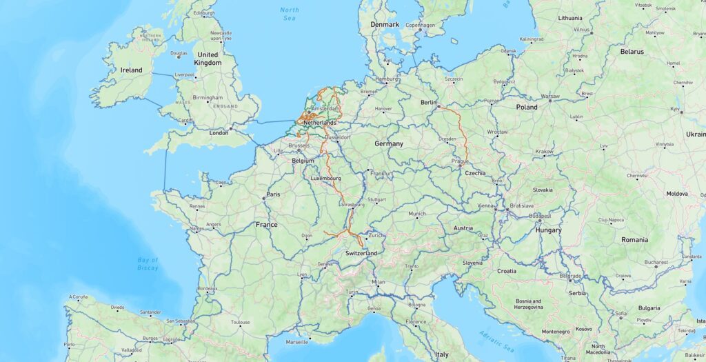 Kaart van Europa met alle EuroVelo-routes (blauw), LF-routes (groen) en eigen routes (oranje)