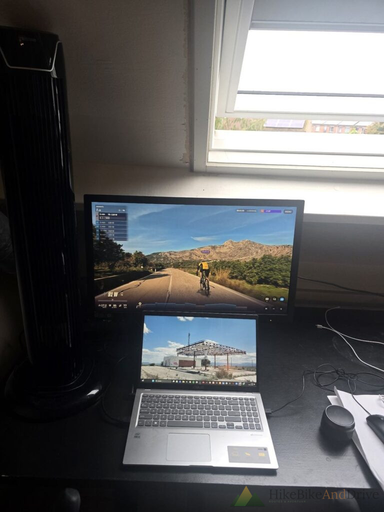 Rouvy-route door Spanje op het scherm, met ventilator en laptop