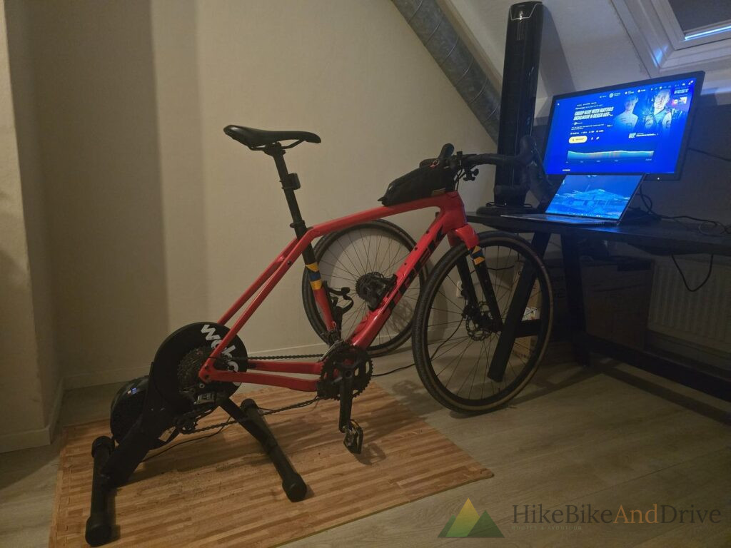 Gravelbike op een Wahoo KICKR Core smart trainer met Rouvy op het scherm