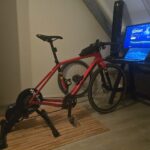 Gravelbike op een Wahoo KICKR Core smart trainer met Rouvy op het scherm