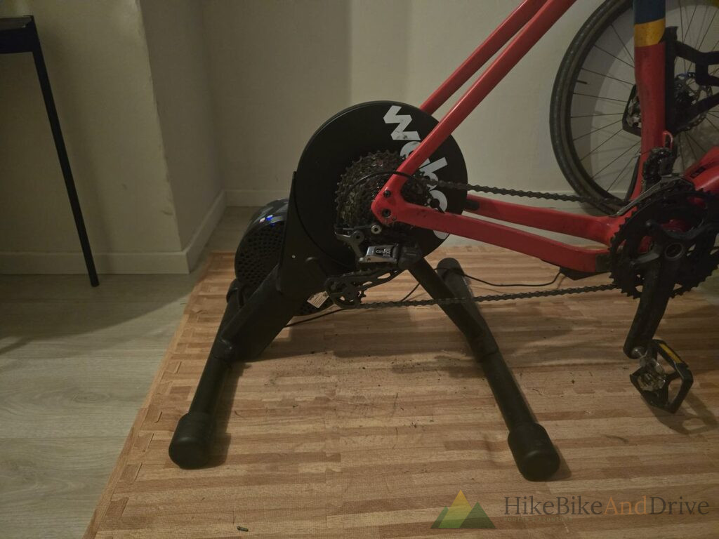 Wahoo KICKR Core smart trainer op een trainingsmat